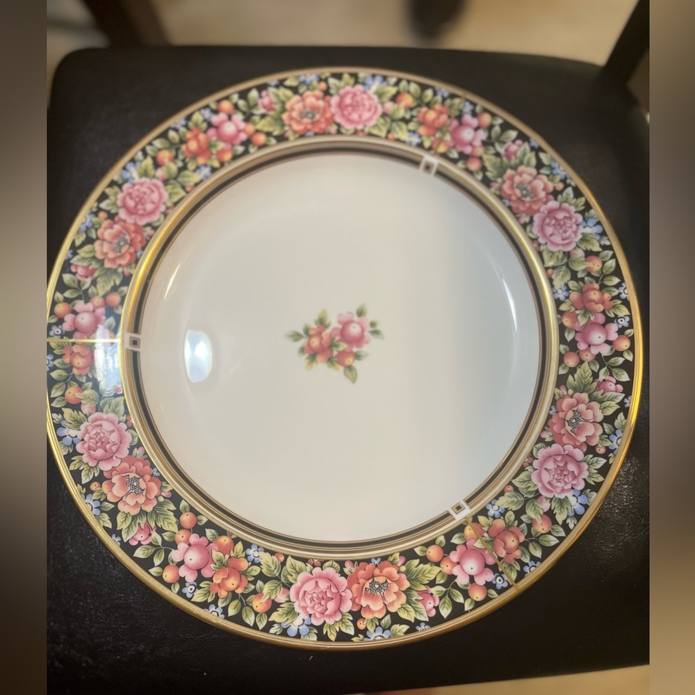 WEDGWOOD BONE CHINA ROUND‎ PLATE